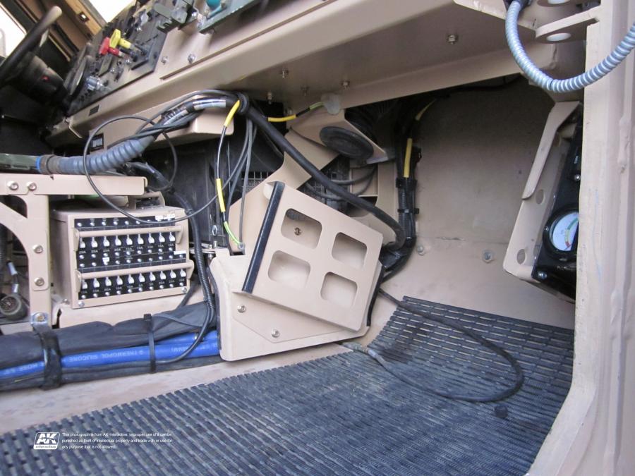 Детали интерьера Oshkosh M-ATV 2009 года  (фото 395 из 676)